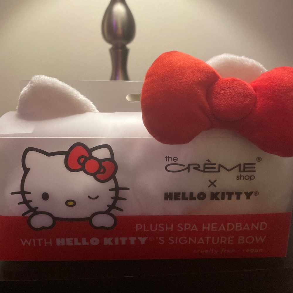 The crème shopX Hello Kitty spa headband